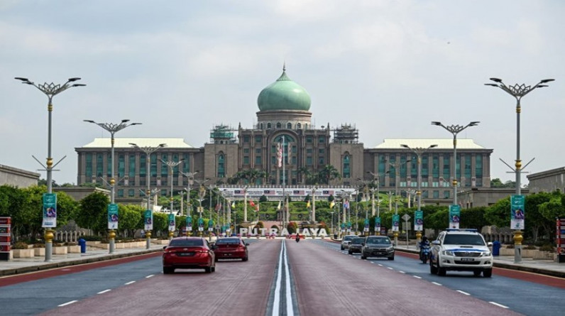 رئيس الوزراء الماليزي يحل البرلمان ويدعو لانتخابات مبكرة